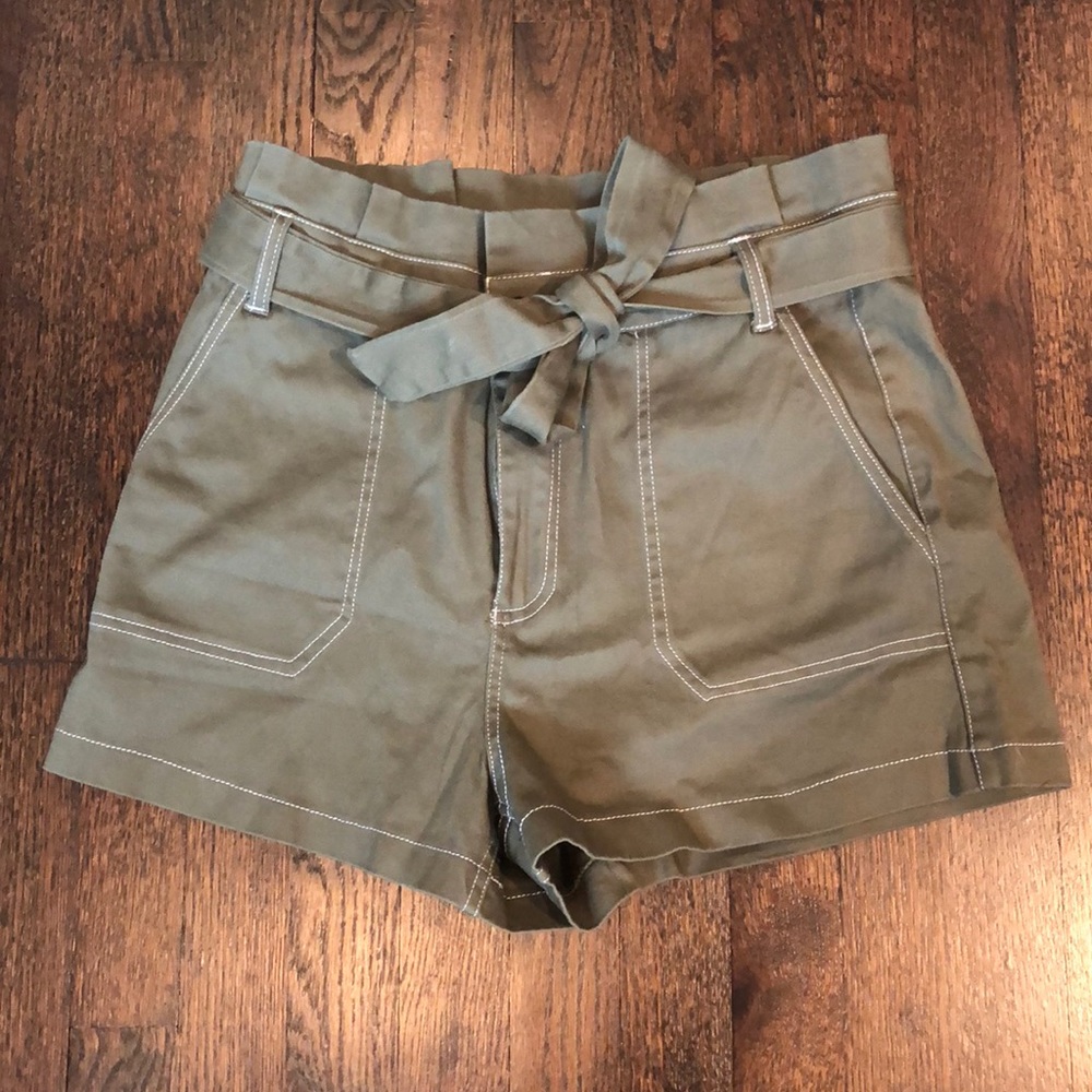Army green cargo shorts (size m)